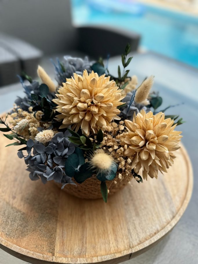 Centro de mesa con  flores preservadas y secas